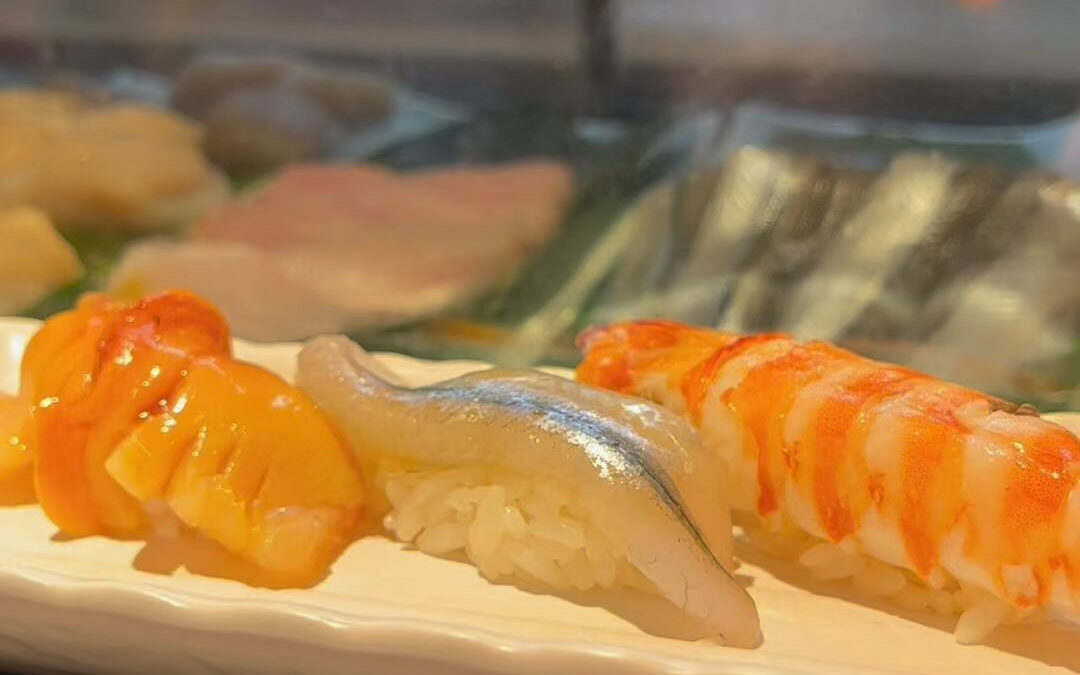 本日はお寿司をいただく瞬間を切り取ってみました！